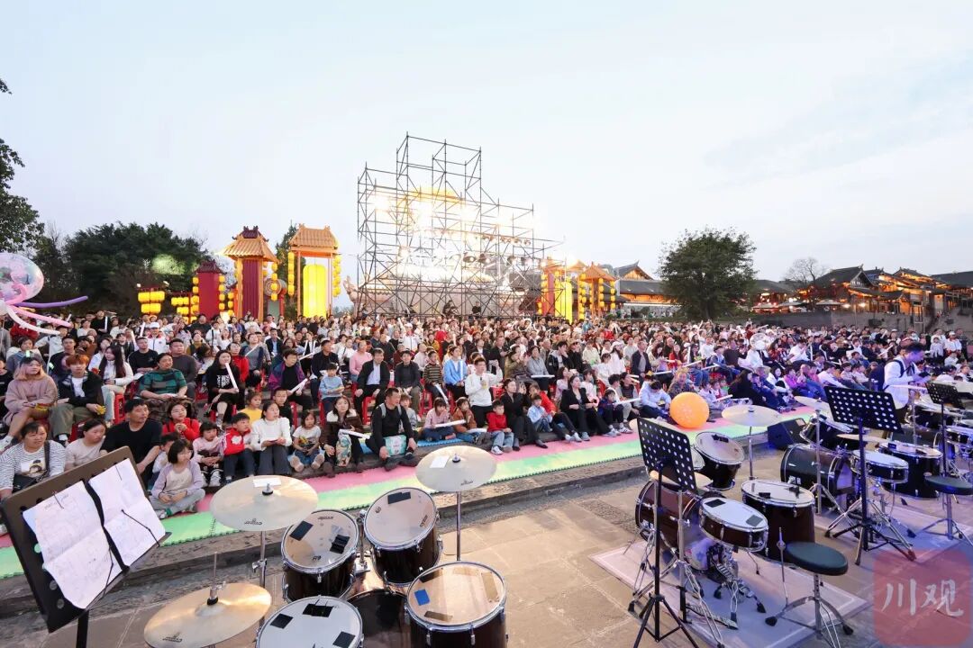 媒体点赞！川观新闻聚焦我校师生志愿者送文艺进社区社会实践活动